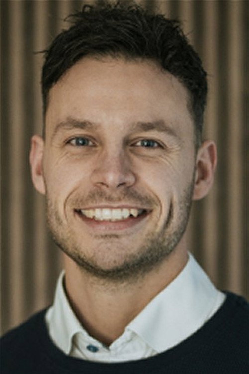 Mads Packness as Sig selv