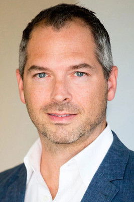 Buddy Quaid as Gas Station Attendant