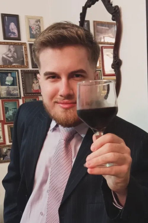 Ícaro Aguirre as Greg