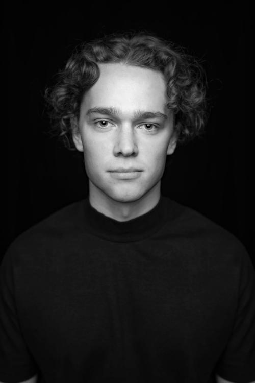 Otto Fahlgren as Theo