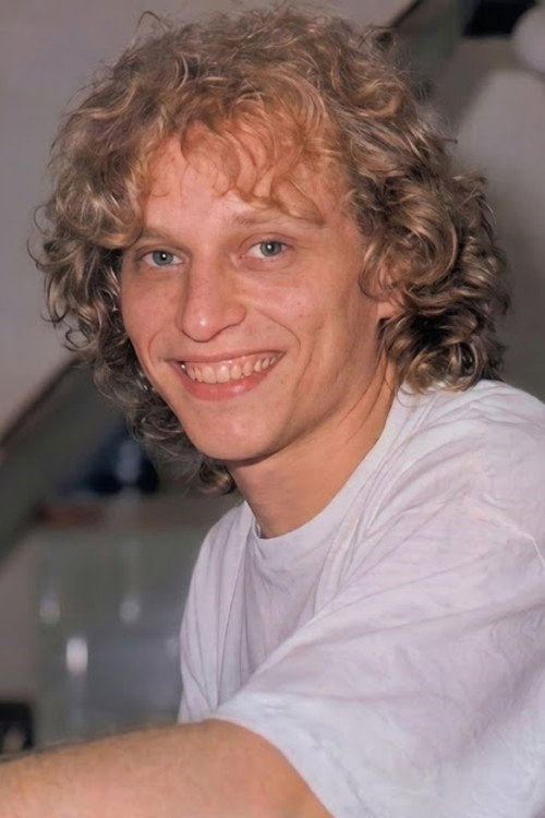 Nehemias Demutcha as Júlio Falcão