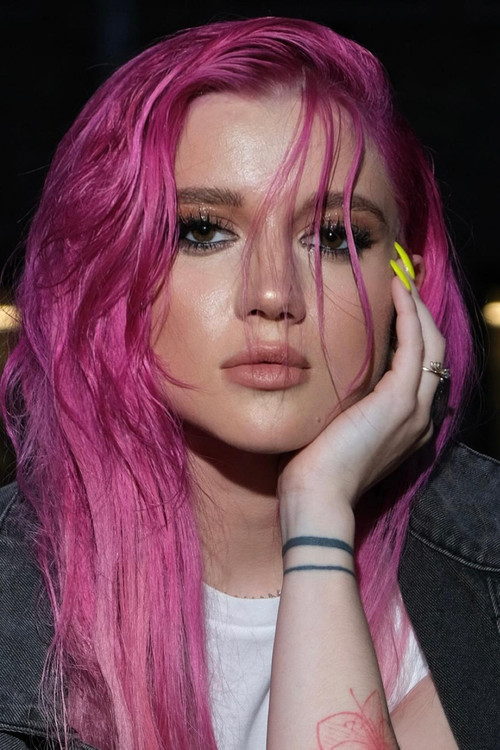 Maria Tichinskaya as Dasha