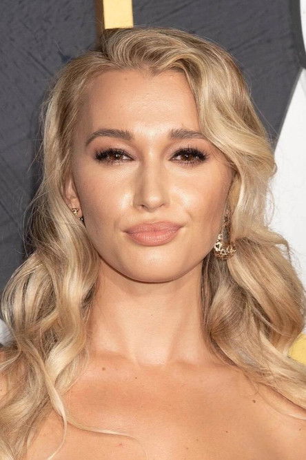 Karolina Benefield as Ula La More