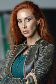 Elley Ringo as Lady Killigrew