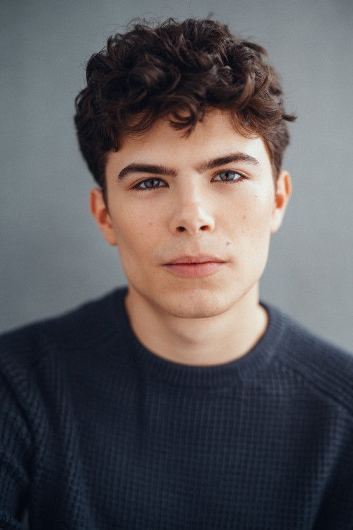 Simon Belz as Curtis