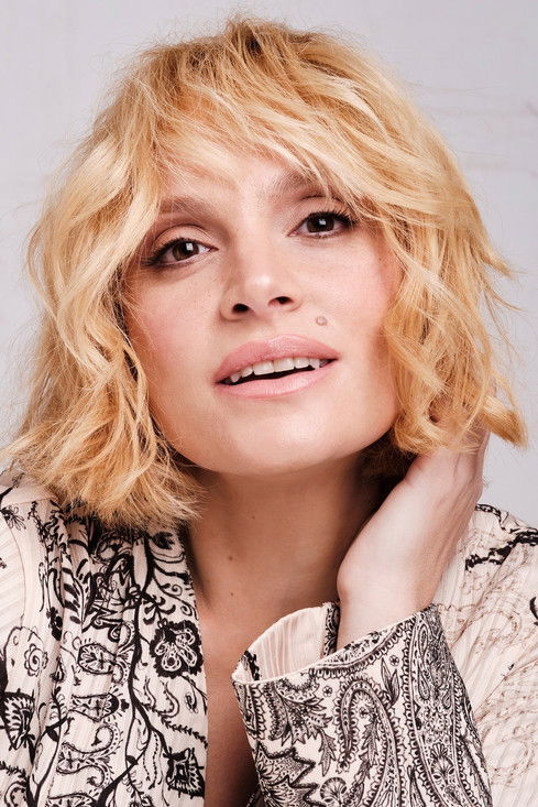 Eleonora Zouganeli as Singer