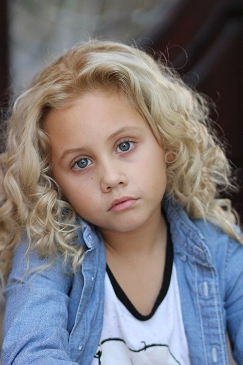 Channah Zeitung as Jolie