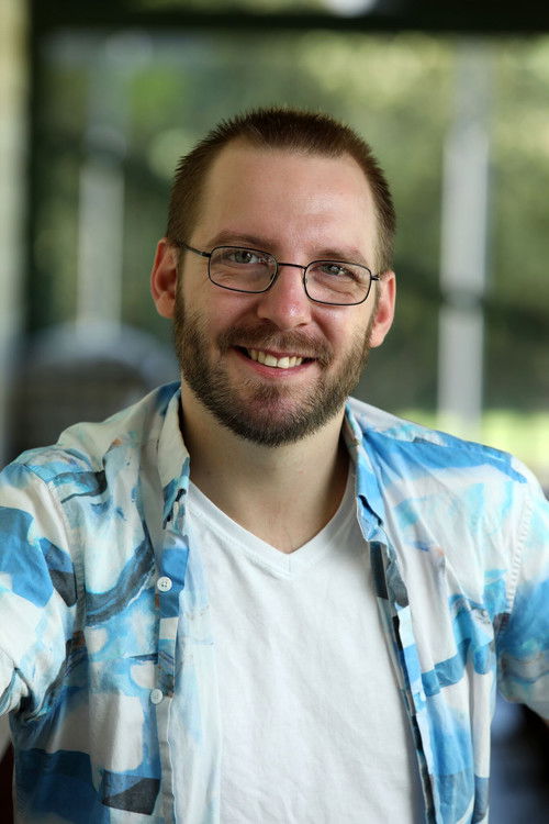 Davo Hardy as Elliott Sinclair