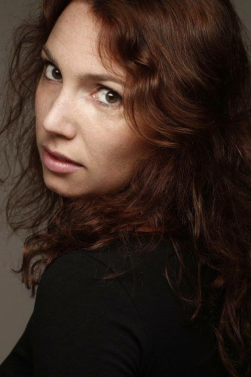 Charlotte Robin as La mère dans la salle d'attente psy