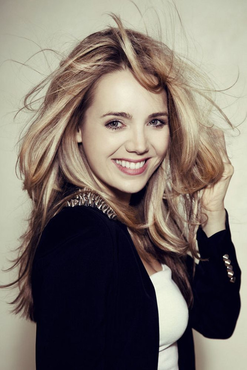 Lucie Vondráčková as Věra Hořejší