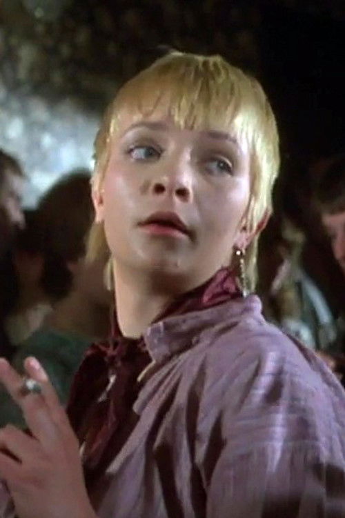 Kerstin Heine as Clytie