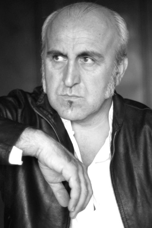 Luciano Luminelli as L'uomo ingessato