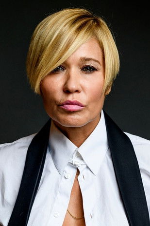 Carla Hidalgo as Lucía