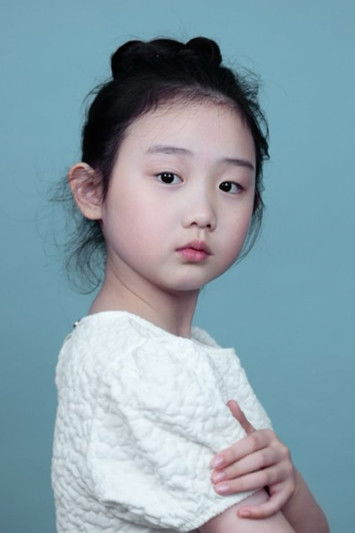 Nina Ye as Young Moon