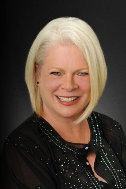 Judith Ledford as Evelyn