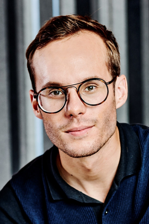 Vincent Fierens as Self (voice over)