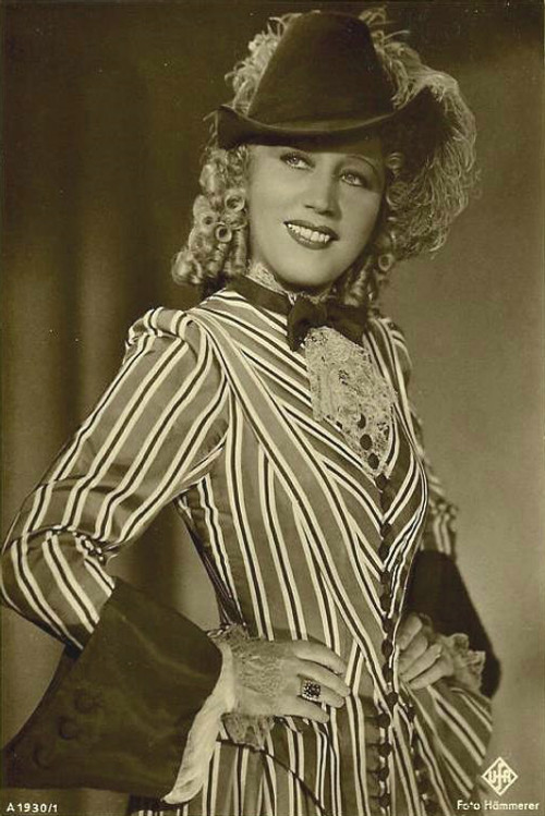 Erna Sack as Maria Castoldi