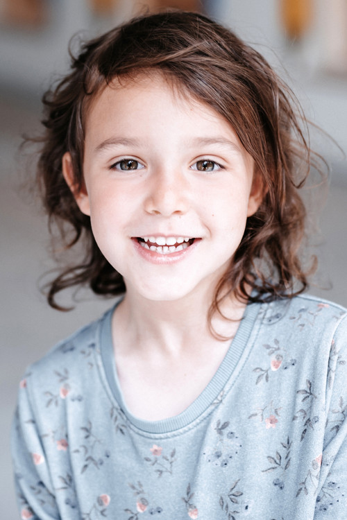 Zoé Iorio as Melvil