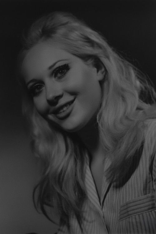 Luíza de Franco as Laila