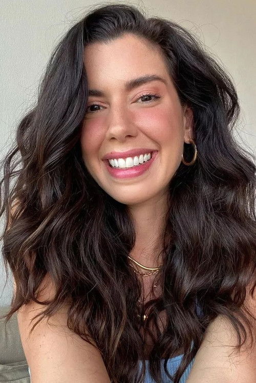 Camila Coutinho as Funcionária Aeroporto