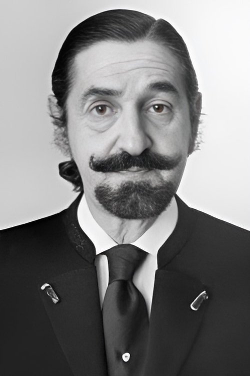 Jaime de Mora y Aragón as Hotel manager