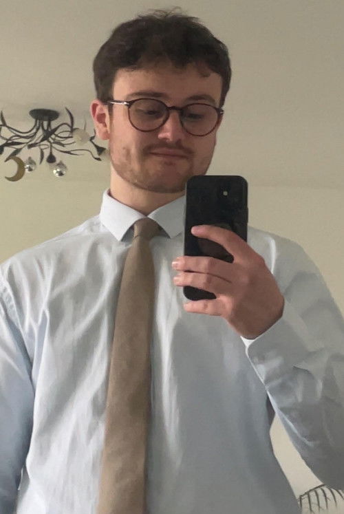 Théo BOURGEOIS as Le mec qu’on voit dans la vitre à 3 minutes