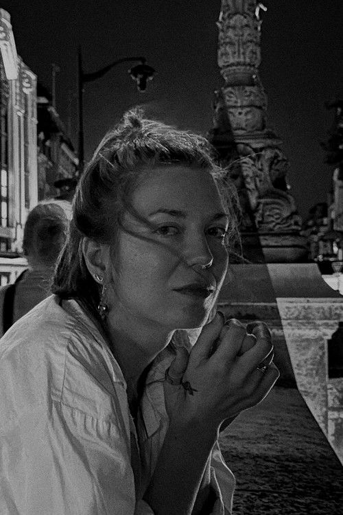 Anastasiia Mikhailiuk as La policière