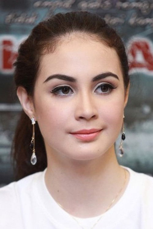 Arumi Bachsin as Evita