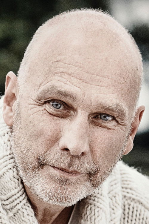 Michael Bideller as Narator