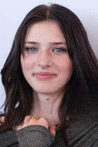 Cathalina Geeraerts as Holly