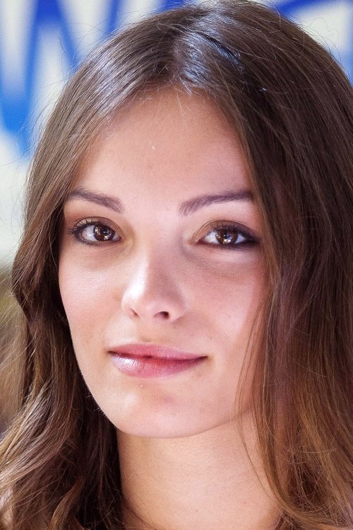 Lola Le Lann as Kelly