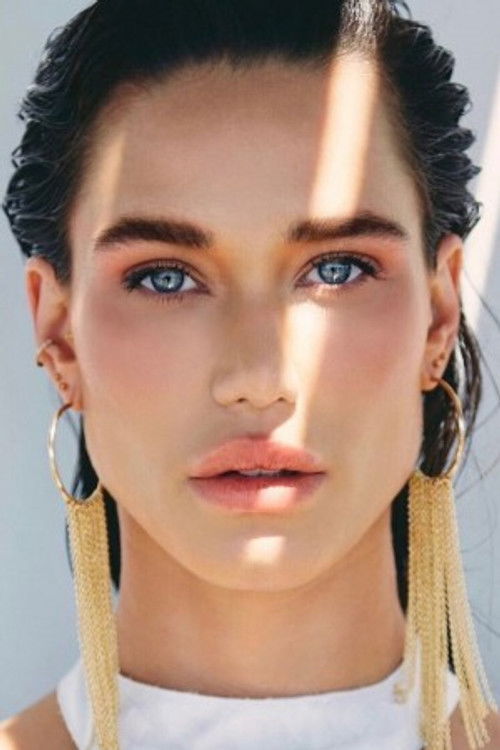 Rhay Polster as Bia Leal