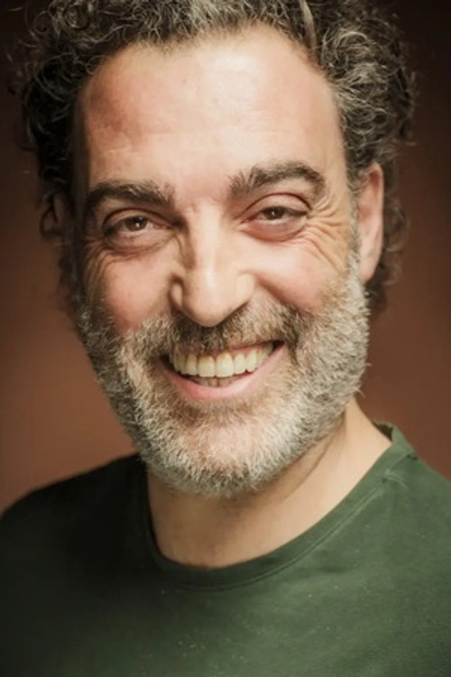 Nando Pérez as Julián (Fábrica)