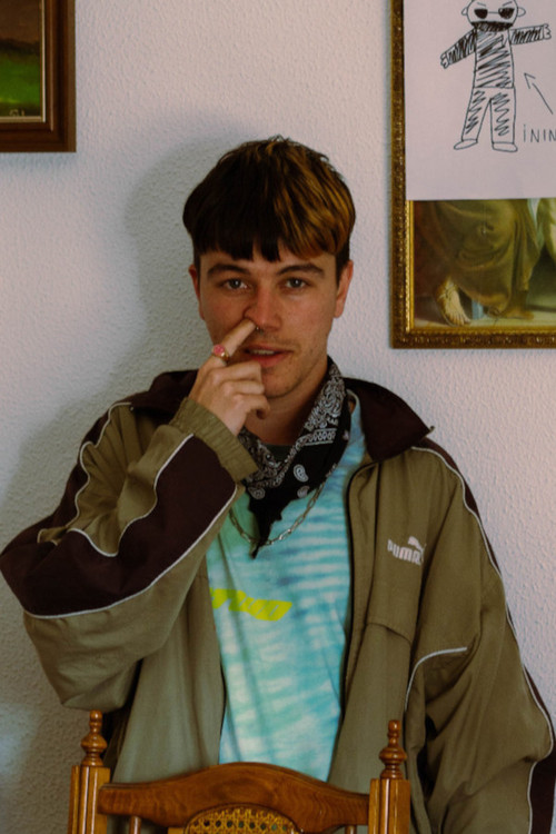 J Vega Brando as Secretario del Urólogo (voz)