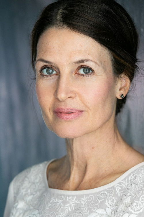 Taryn Sudding as Gina