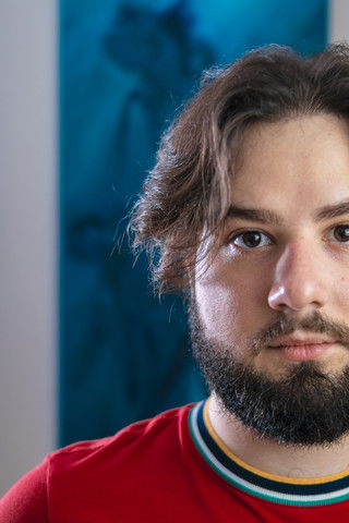 Lucas Koury as O Entrevistador (voice)