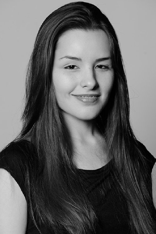 Giovanna Moreira as Isa