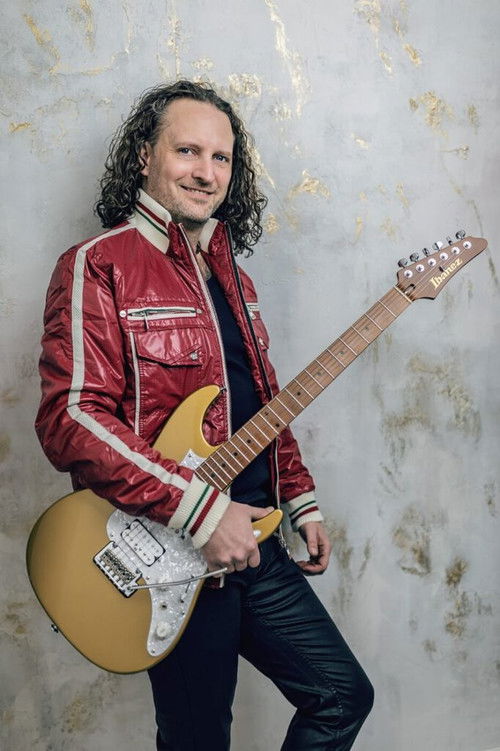 Kékkői Zalán as Gitárok