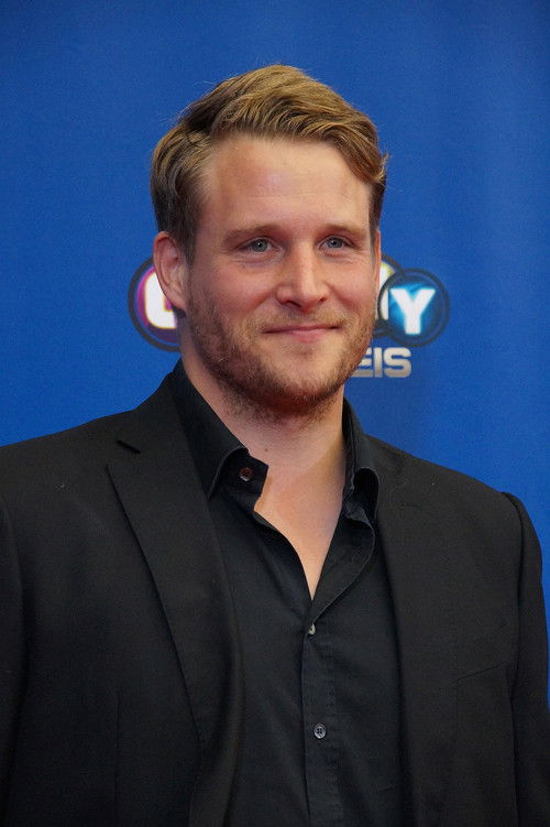 Alexander Koll as Polizist