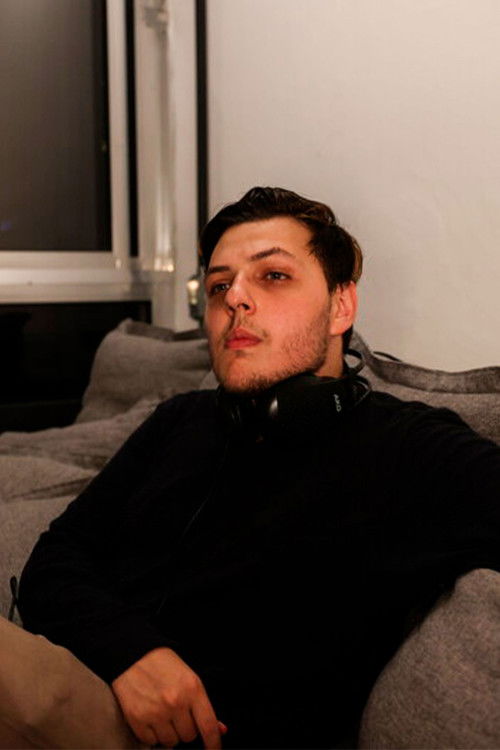 Vinicius Daza as Gustavo