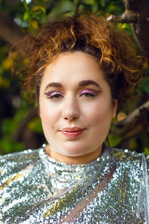 Liza Treyger as Comedian