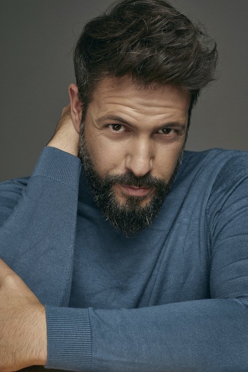 Chico García as Júlio