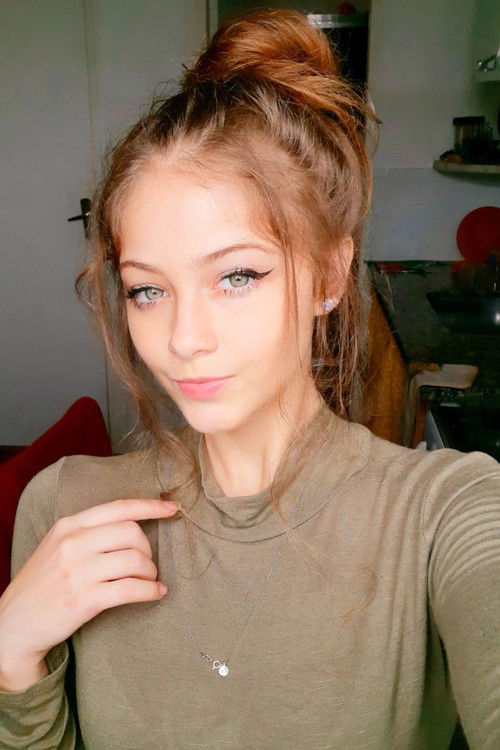 Victória Oliveira as Criança