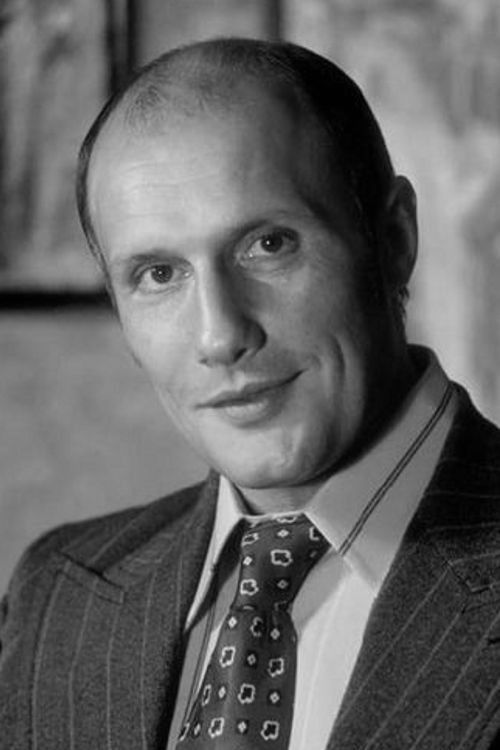 Aleksandr Porokhovshchikov as майор КГБ Разгонов