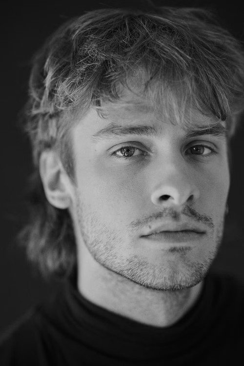 Mateusz Rozwadowski as Pawel