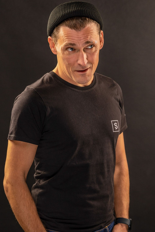 Maximilian Berger as Polizist