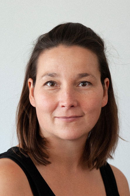 Elina Talvensaari as Herself (narrator)