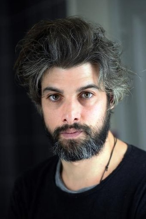 Micha Lescot as Étienne