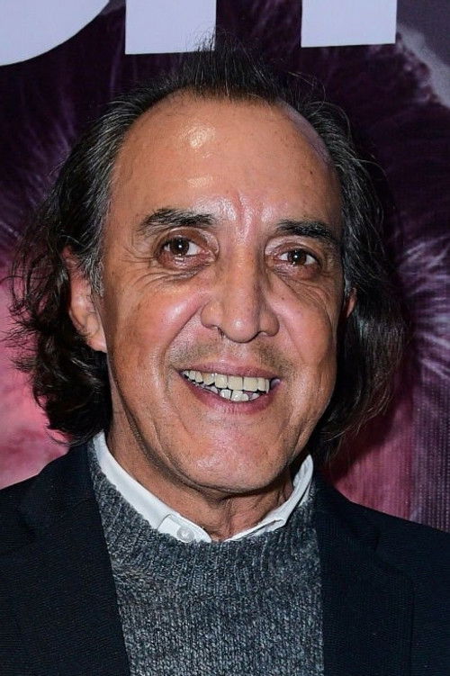 Luis Felipe Tovar as Cuahutemoc / Narrador