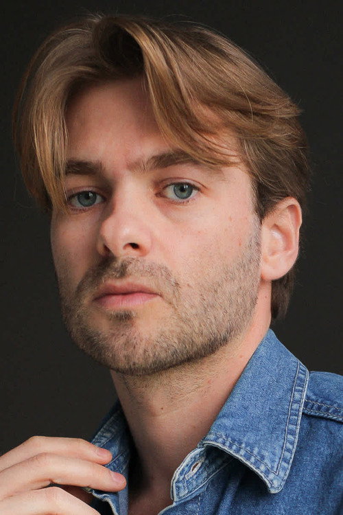 Tiago Mendes as Alex